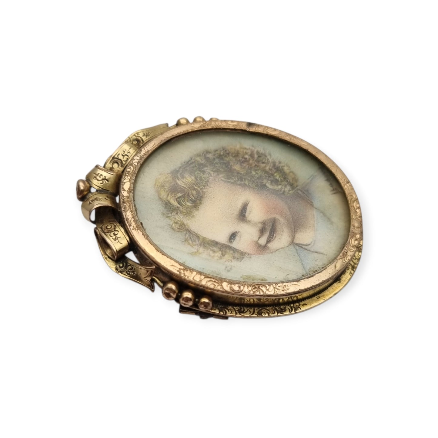 Broche portarretrato Belle Époque de metal dorado con miniatura de retrato infantil estilo Luis XV, circa 1890-1910