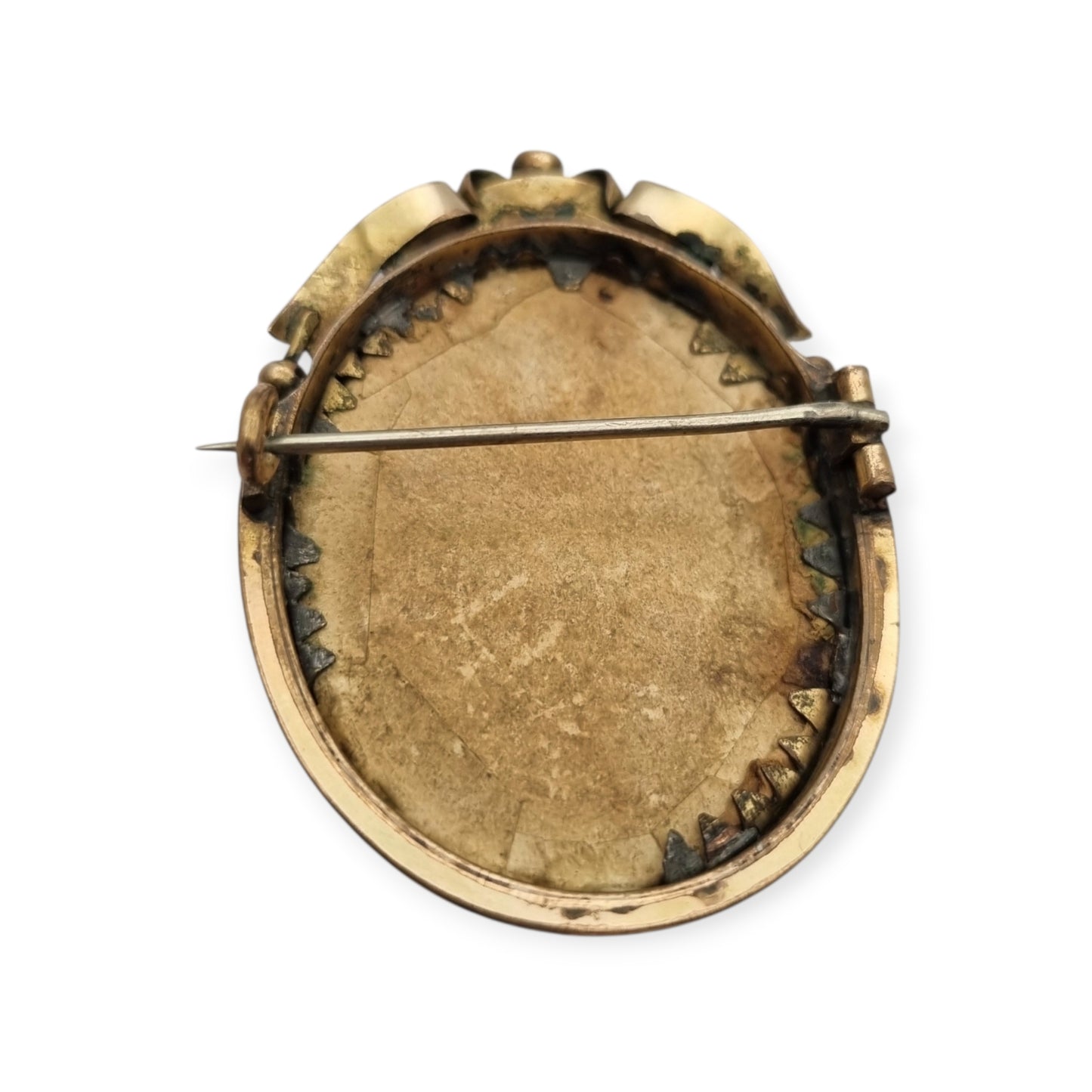 Broche portarretrato Belle Époque de metal dorado con miniatura de retrato infantil estilo Luis XV, circa 1890-1910