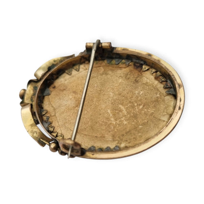 Broche portarretrato Belle Époque de metal dorado con miniatura de retrato infantil estilo Luis XV, circa 1890-1910