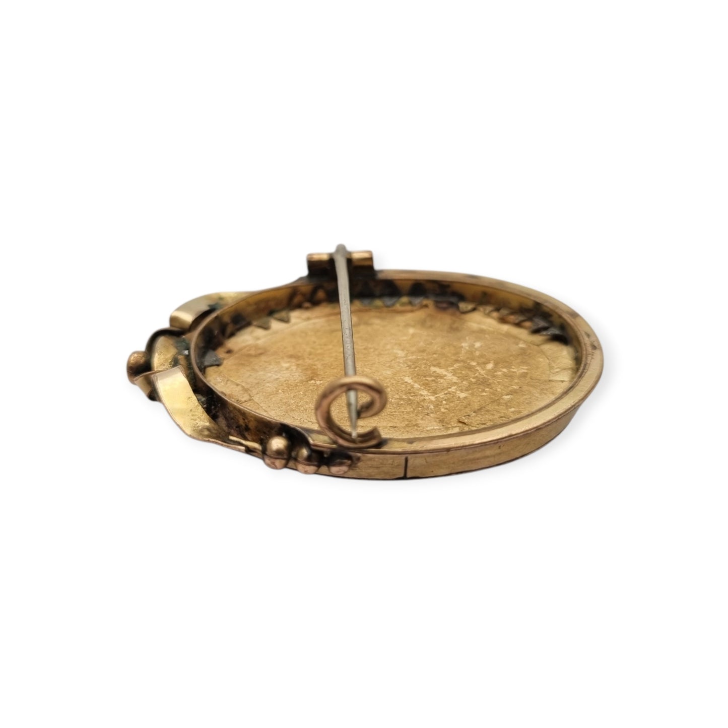 Broche portarretrato Belle Époque de metal dorado con miniatura de retrato infantil estilo Luis XV, circa 1890-1910