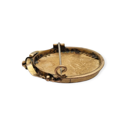 Broche portarretrato Belle Époque de metal dorado con miniatura de retrato infantil estilo Luis XV, circa 1890-1910