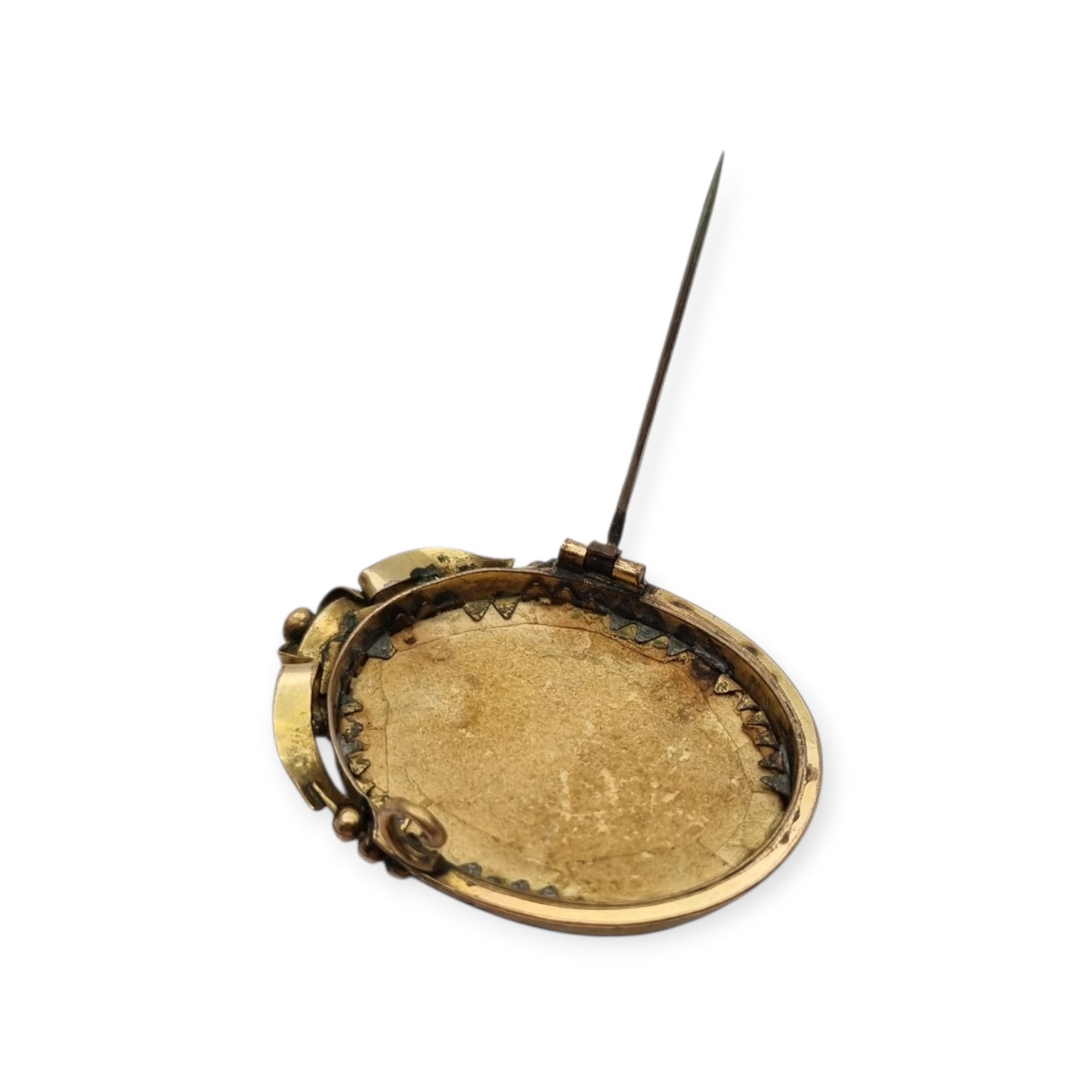 Broche portarretrato Belle Époque de metal dorado con miniatura de retrato infantil estilo Luis XV, circa 1890-1910