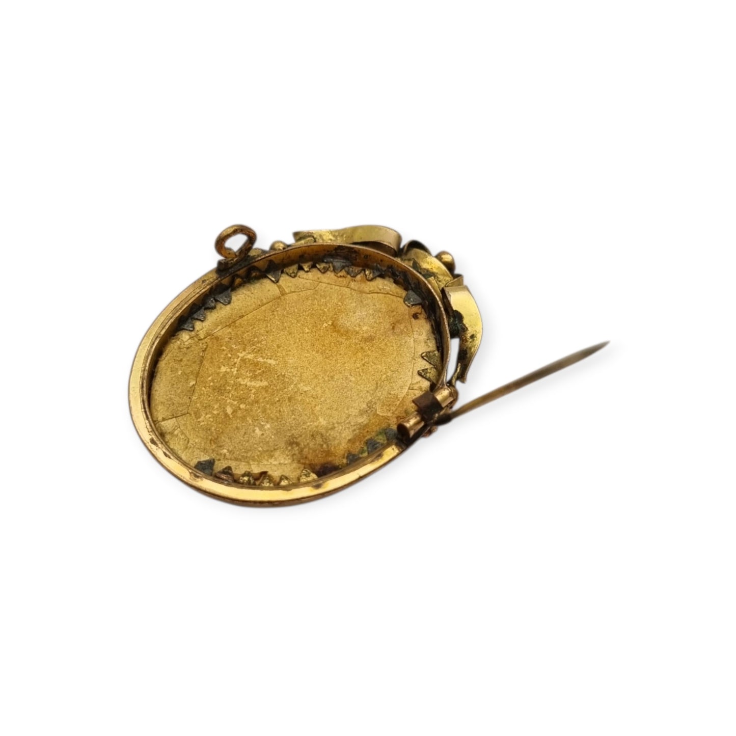 Broche portarretrato Belle Époque de metal dorado con miniatura de retrato infantil estilo Luis XV, circa 1890-1910