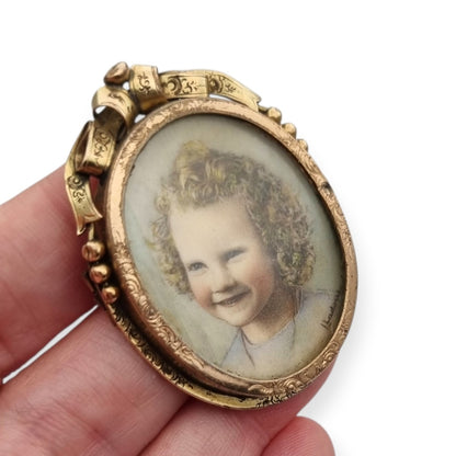 Broche portarretrato Belle Époque de metal dorado con miniatura de retrato infantil estilo Luis XV, circa 1890-1910