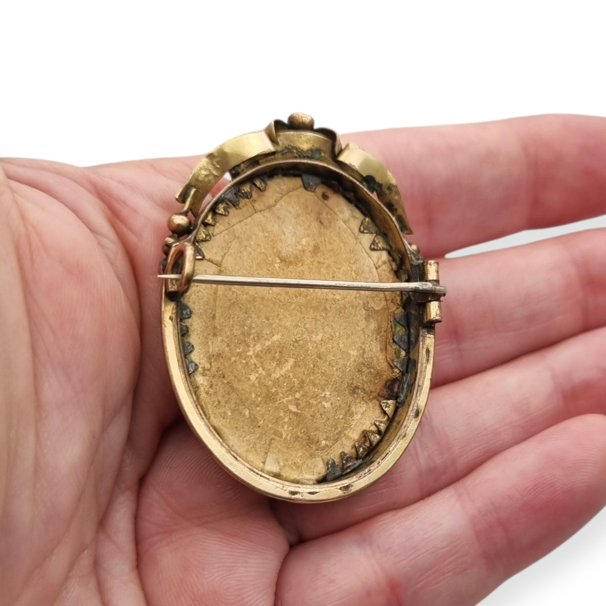 Broche portarretrato Belle Époque de metal dorado con miniatura de retrato infantil estilo Luis XV, circa 1890-1910