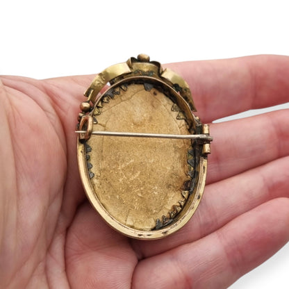 Broche portarretrato Belle Époque de metal dorado con miniatura de retrato infantil estilo Luis XV, circa 1890-1910