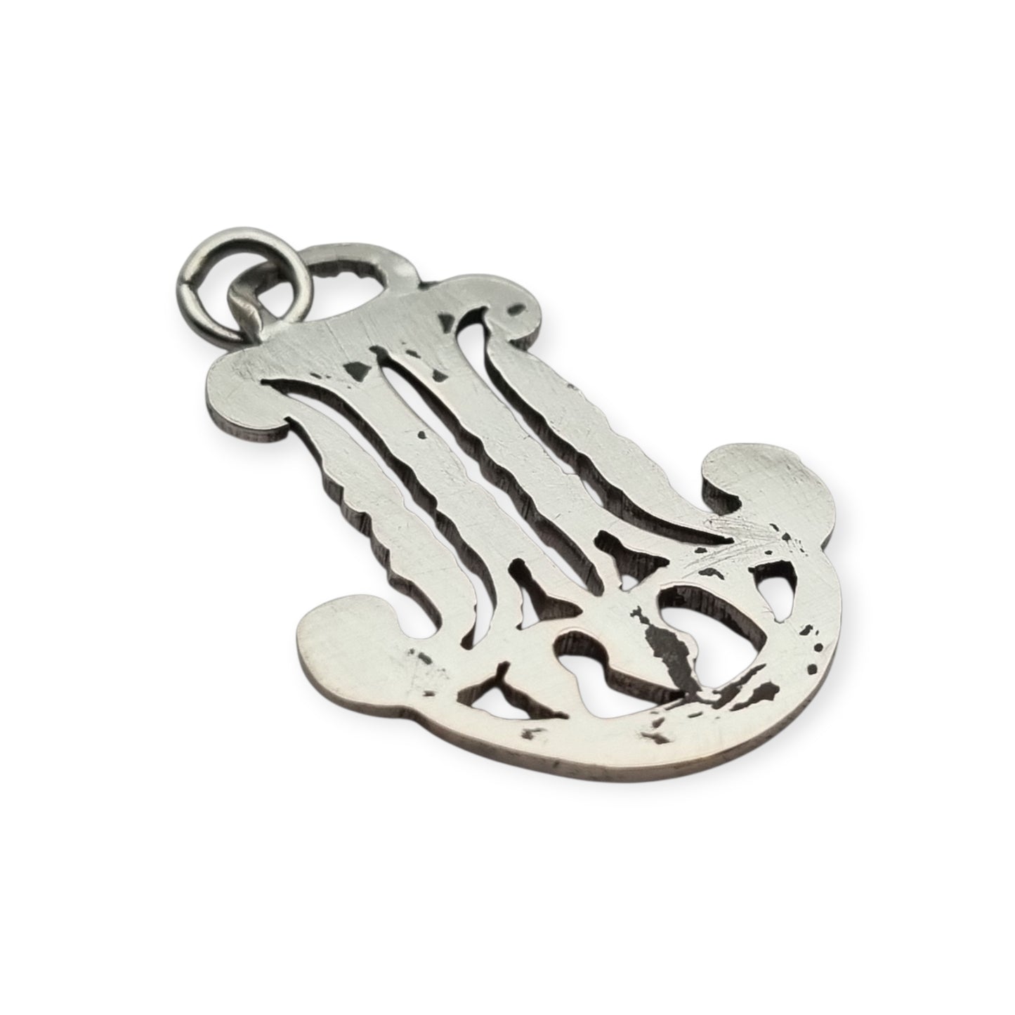 Colgante mariano monograma M en plata calada Art Nouveau, joya religiosa, circa 1900–1925
