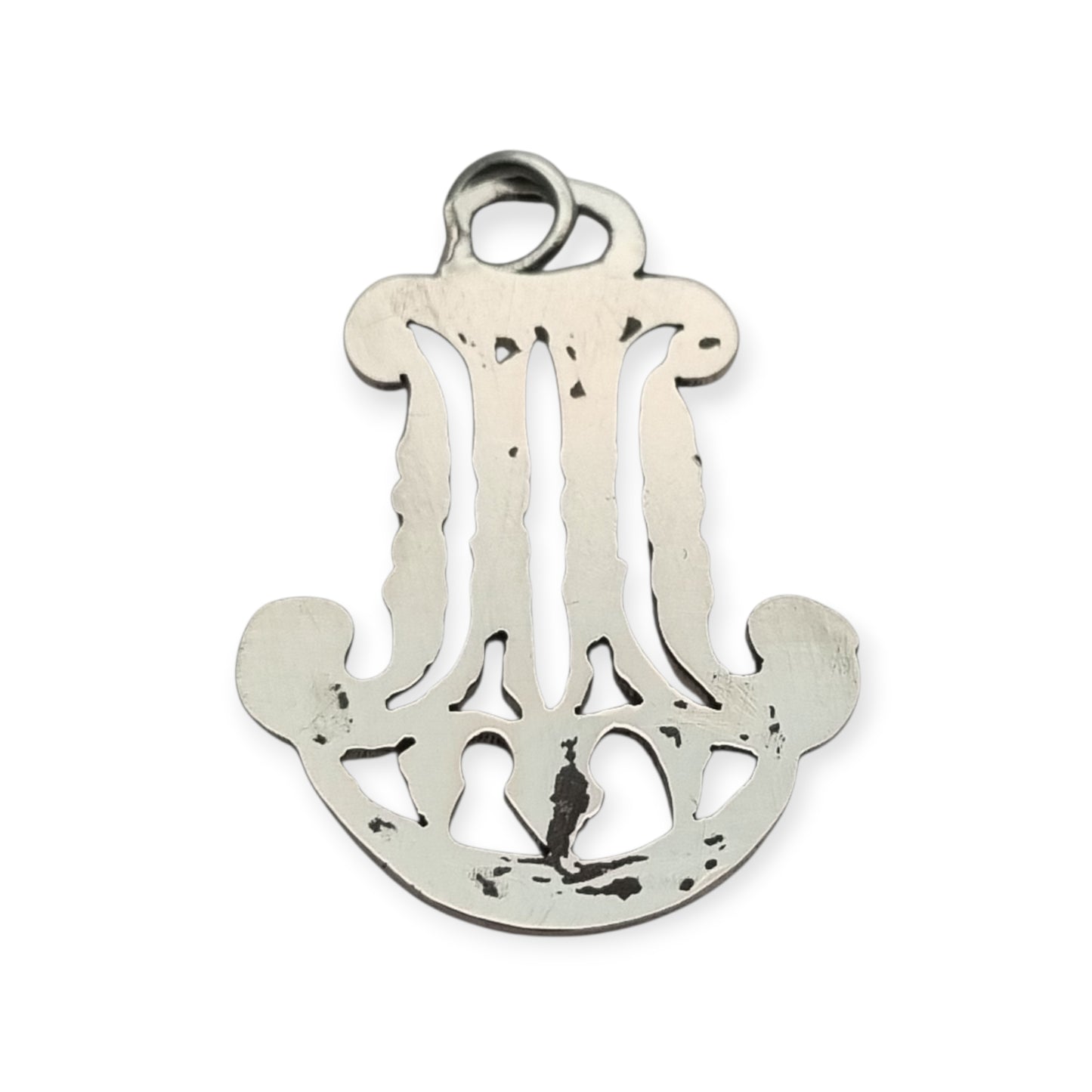 Colgante mariano monograma M en plata calada Art Nouveau, joya religiosa, circa 1900–1925