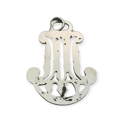 Colgante mariano monograma M en plata calada Art Nouveau, joya religiosa, circa 1900–1925