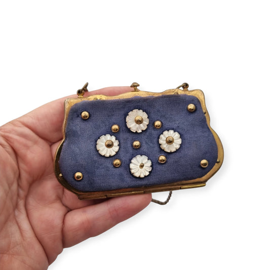 Monedero francés Art Déco con flores de nácar sobre tela azul, circa 1925-1935