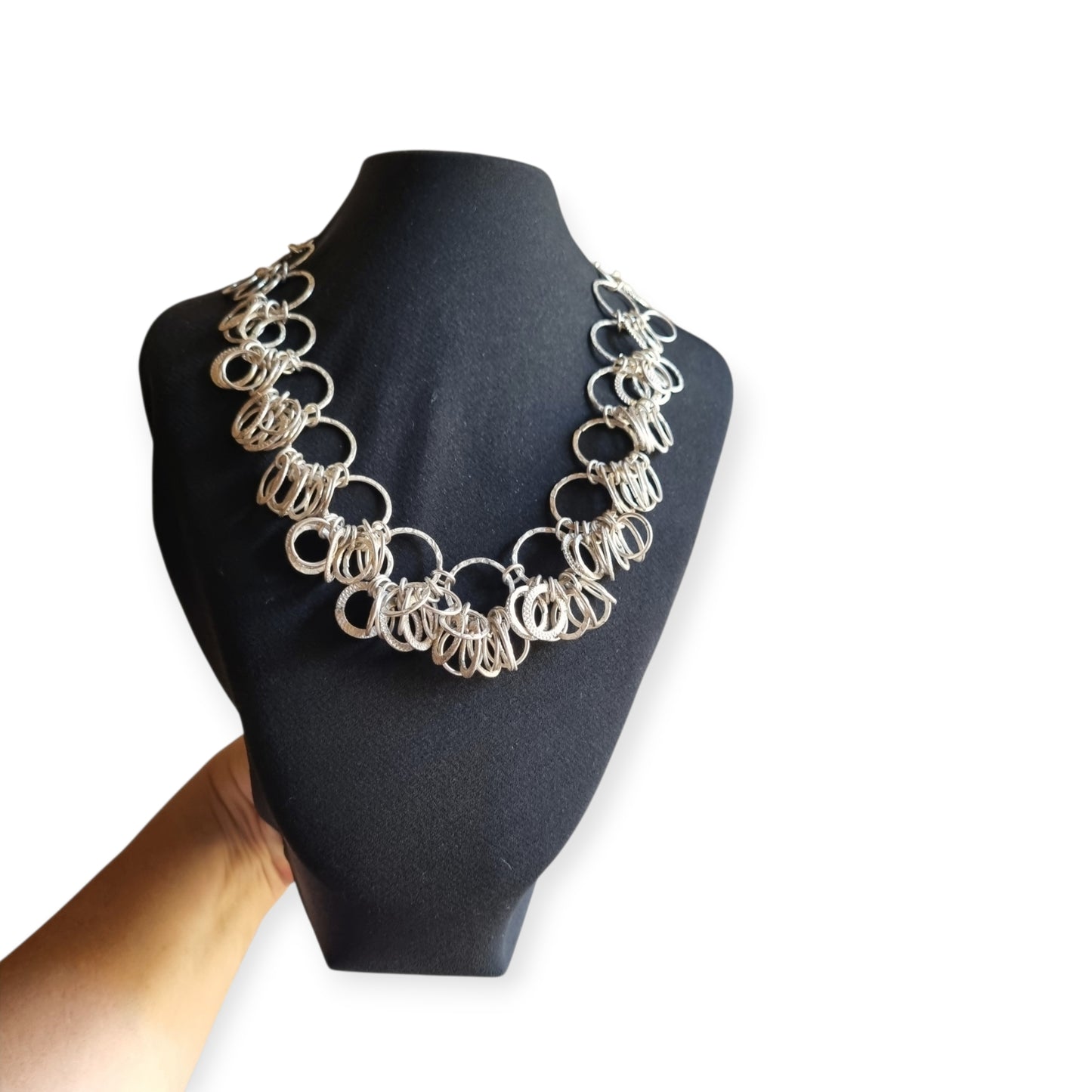 Collar vintage italiano de plata de anillas texturizadas, modernista Mid-Century, ca. 1980–1995