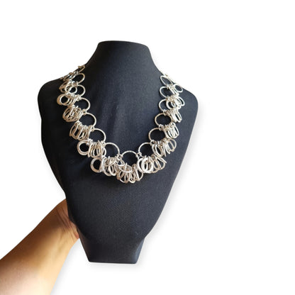 Collar vintage italiano de plata de anillas texturizadas, modernista Mid-Century, ca. 1980–1995