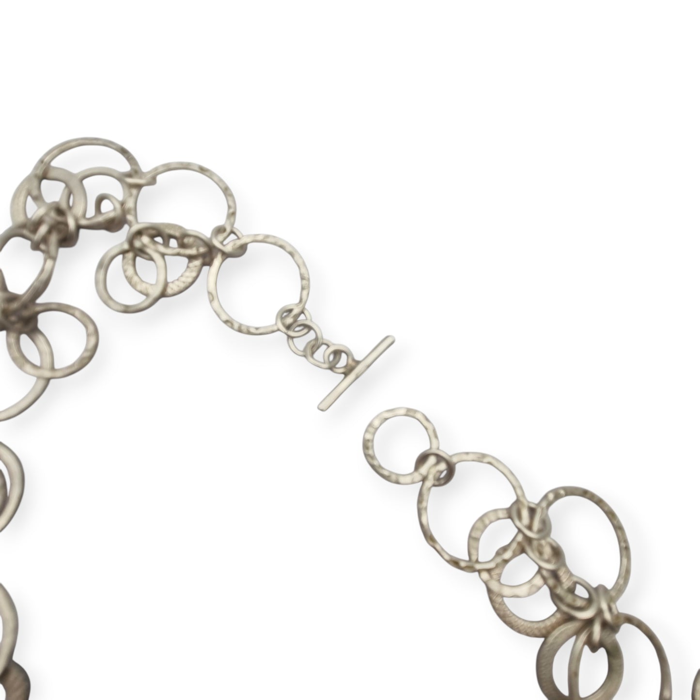 Collar vintage italiano de plata de anillas texturizadas, modernista Mid-Century, ca. 1980–1995