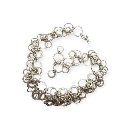 Collar vintage italiano de plata de anillas texturizadas, modernista Mid-Century, ca. 1980–1995