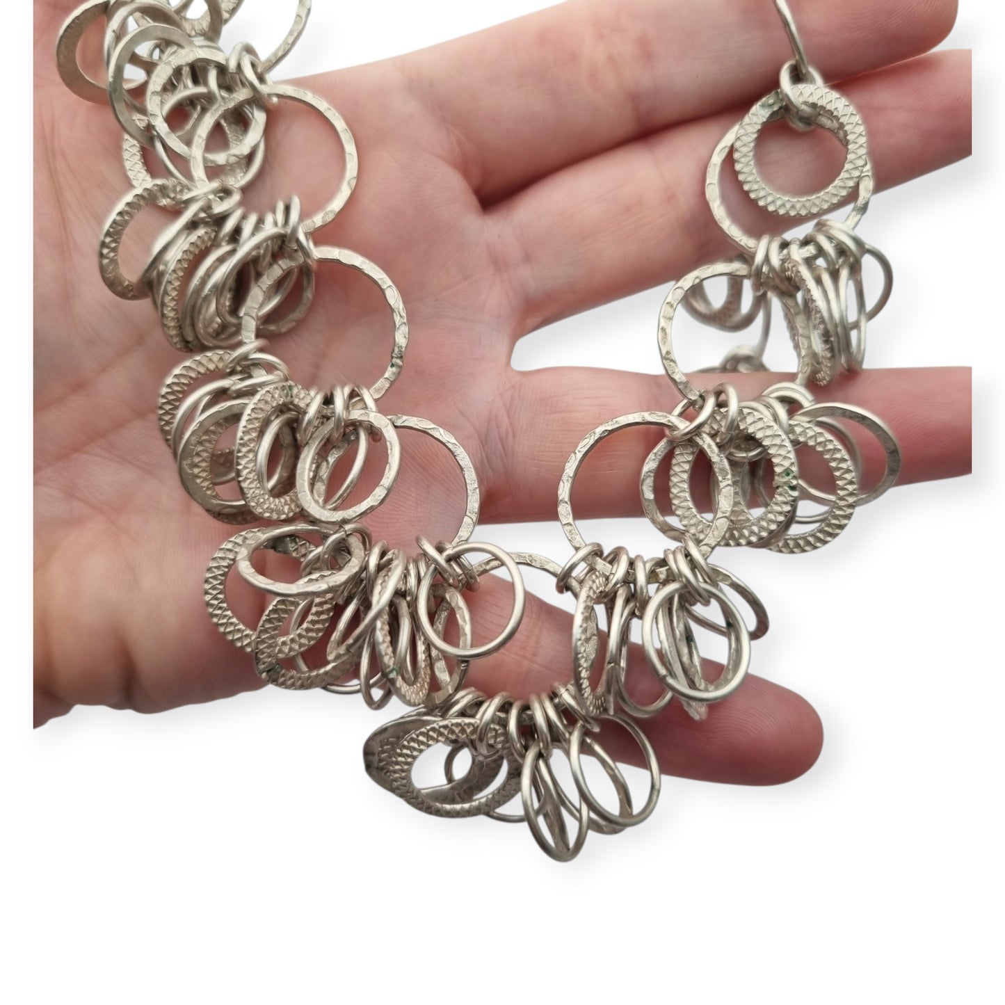 Collar vintage italiano de plata de anillas texturizadas, modernista Mid-Century, ca. 1980–1995