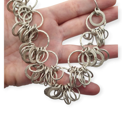 Collar vintage italiano de plata de anillas texturizadas, modernista Mid-Century, ca. 1980–1995