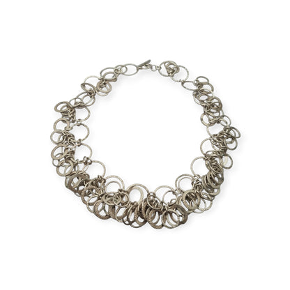 Collar vintage italiano de plata de anillas texturizadas, modernista Mid-Century, ca. 1980–1995