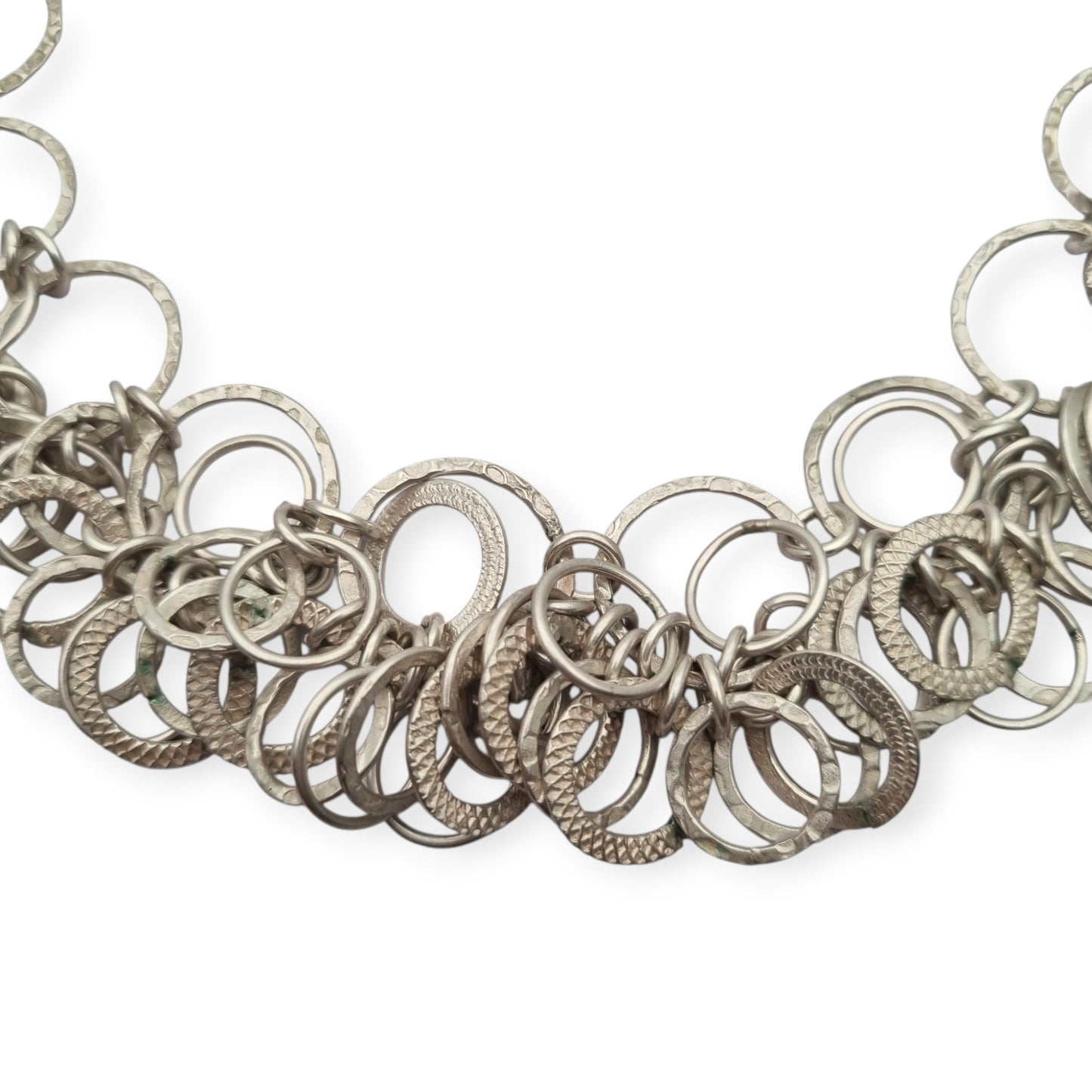 Collar vintage italiano de plata de anillas texturizadas, modernista Mid-Century, ca. 1980–1995