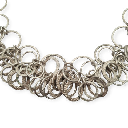 Collar vintage italiano de plata de anillas texturizadas, modernista Mid-Century, ca. 1980–1995
