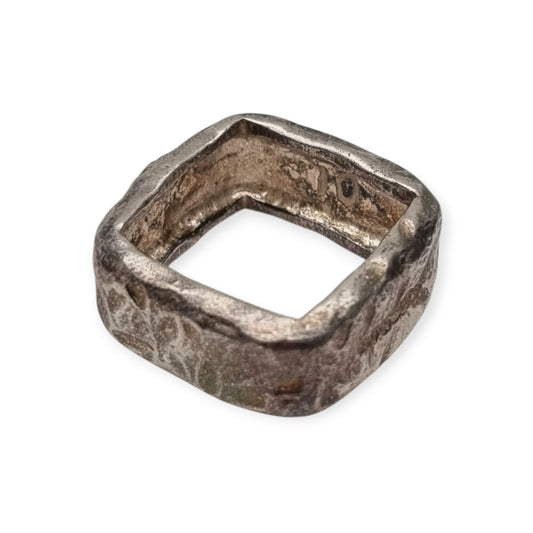 Anillo brutalista cuadrado en plata 925 con relieves abstractos, joyería vintage circa 1990