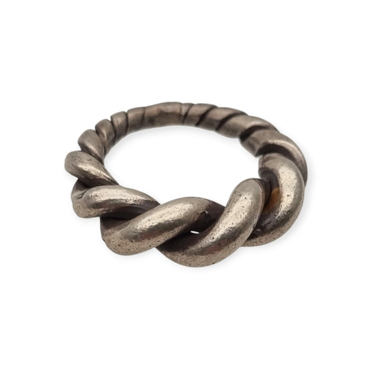 Anillo boho étnico en plata torsionada, diseño artesanal brutalista vintage, circa 1960