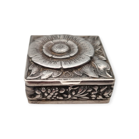 Caja floral vintage en plata con interior sobredorado, inspiración Art Nouveau, Europa circa 1950
