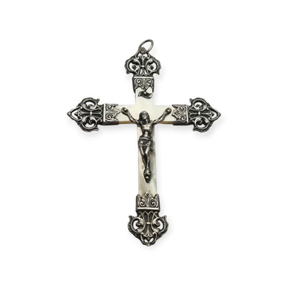 Antique French Catholic crucifix in silver and mother-of-pearl with Christ and openwork finials, circa 1900–1930