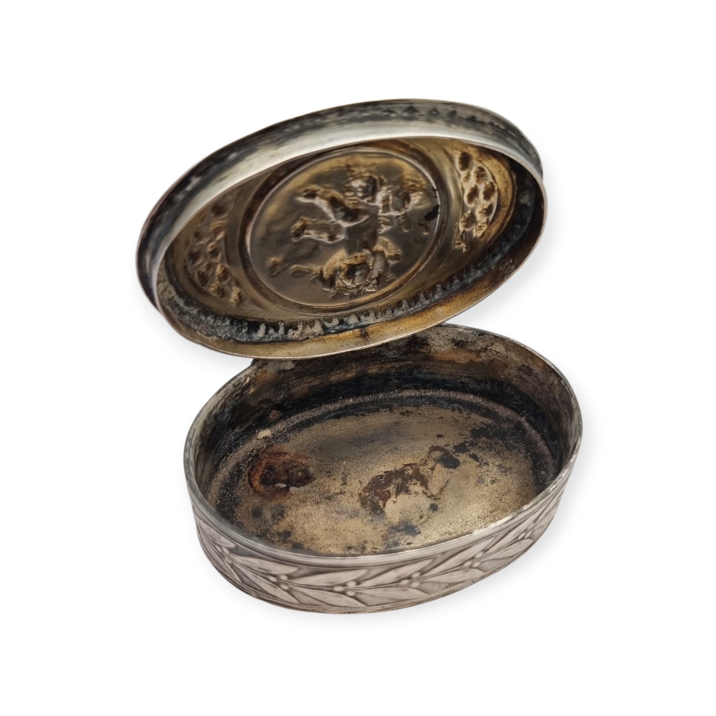 Caja Belle Époque de plata con querubín, decoración Luis XVI Revival y restos de dorado, Europa, ca. 1895–1915