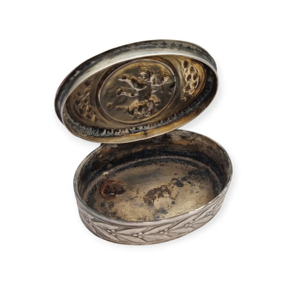 Caja Belle Époque de plata con querubín, decoración Luis XVI Revival y restos de dorado, Europa, ca. 1895–1915
