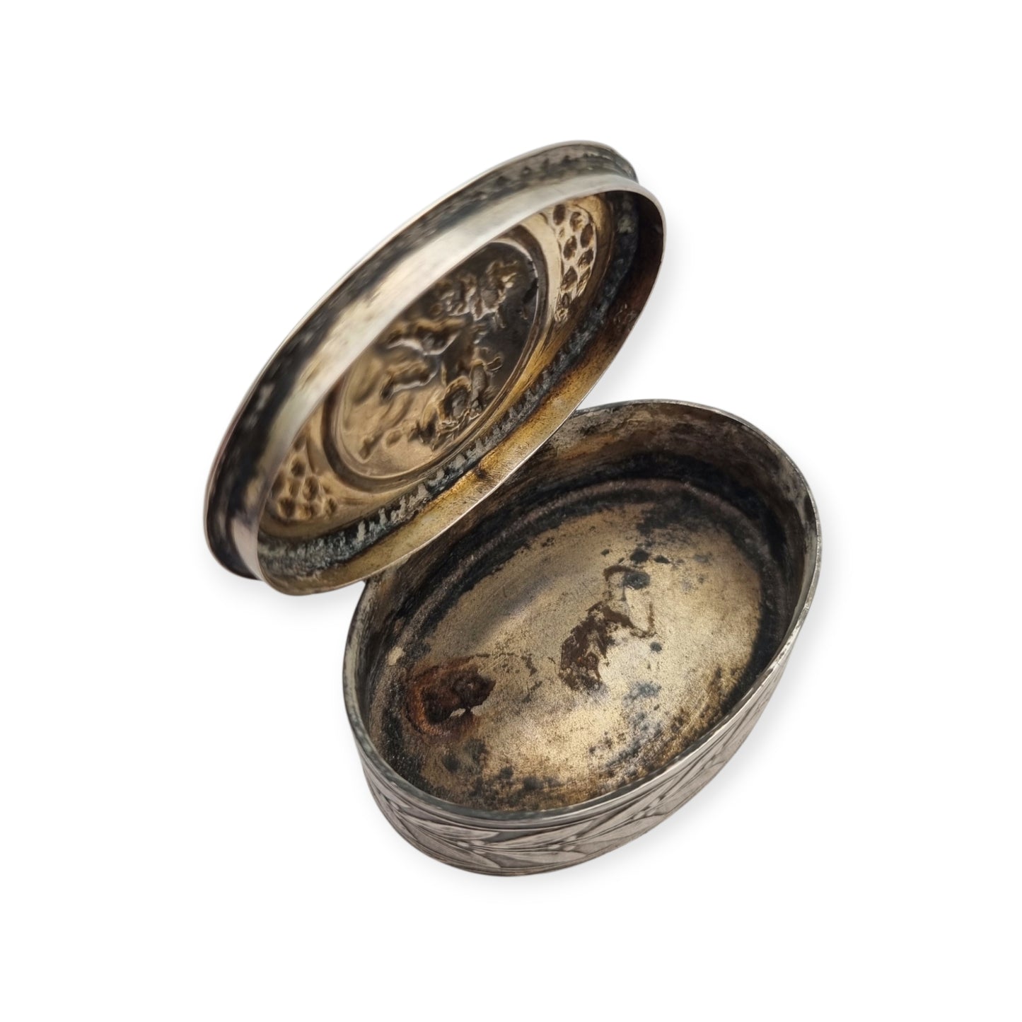 Caja Belle Époque de plata con querubín, decoración Luis XVI Revival y restos de dorado, Europa, ca. 1895–1915