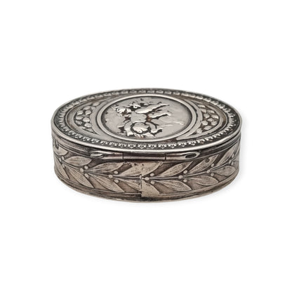 Caja Belle Époque de plata con querubín, decoración Luis XVI Revival y restos de dorado, Europa, ca. 1895–1915