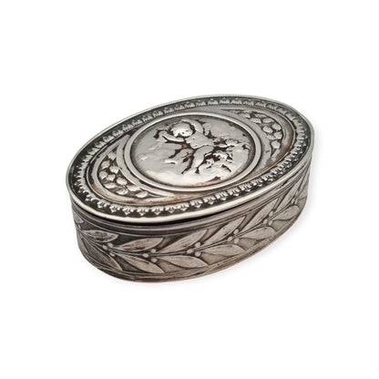 Caja Belle Époque de plata con querubín, decoración Luis XVI Revival y restos de dorado, Europa, ca. 1895–1915