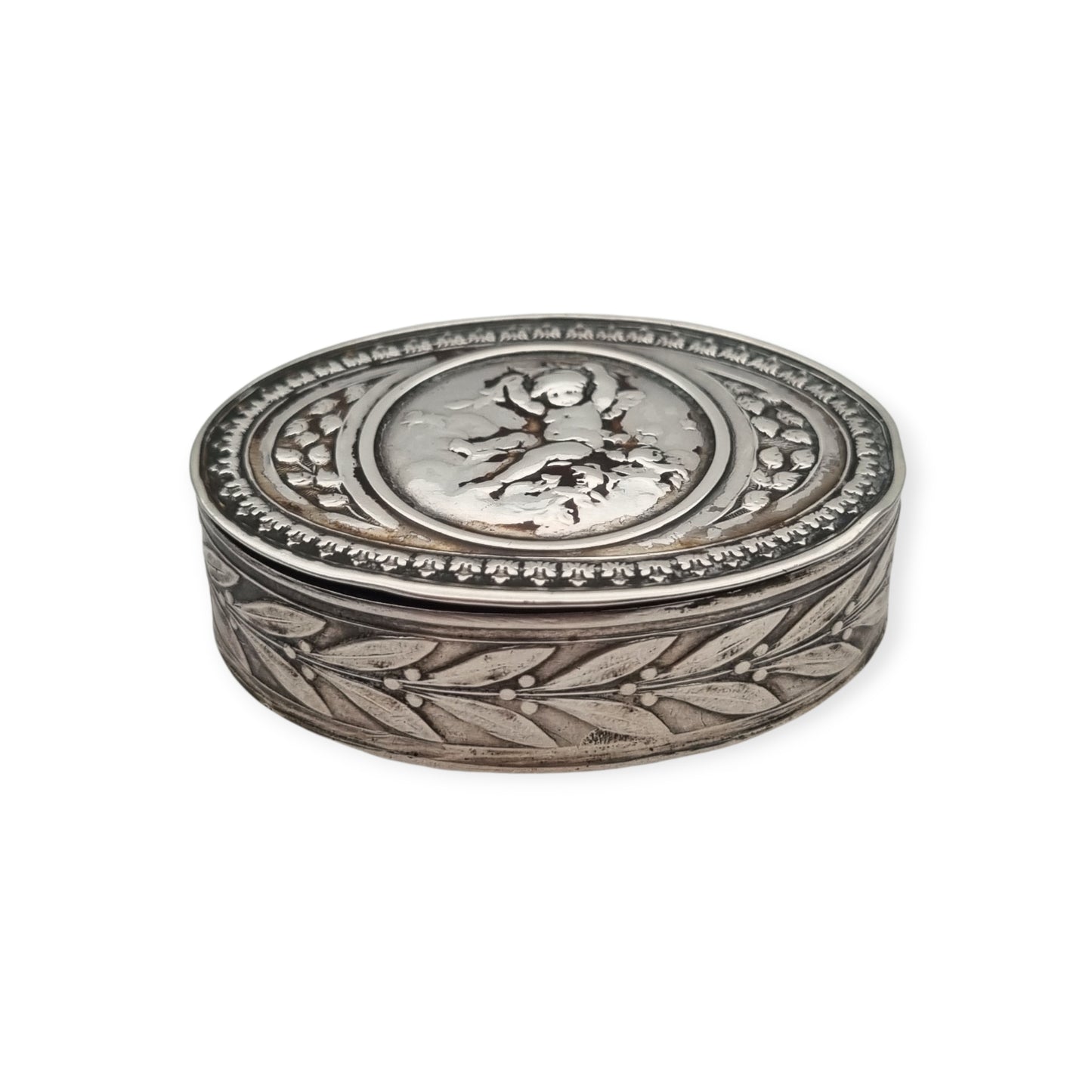 Caja Belle Époque de plata con querubín, decoración Luis XVI Revival y restos de dorado, Europa, ca. 1895–1915