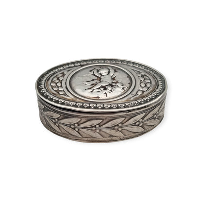 Caja Belle Époque de plata con querubín, decoración Luis XVI Revival y restos de dorado, Europa, ca. 1895–1915