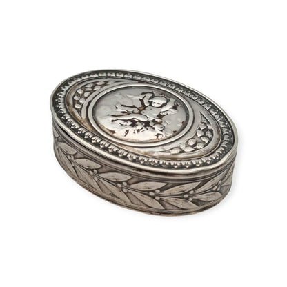 Caja Belle Époque de plata con querubín, decoración Luis XVI Revival y restos de dorado, Europa, ca. 1895–1915