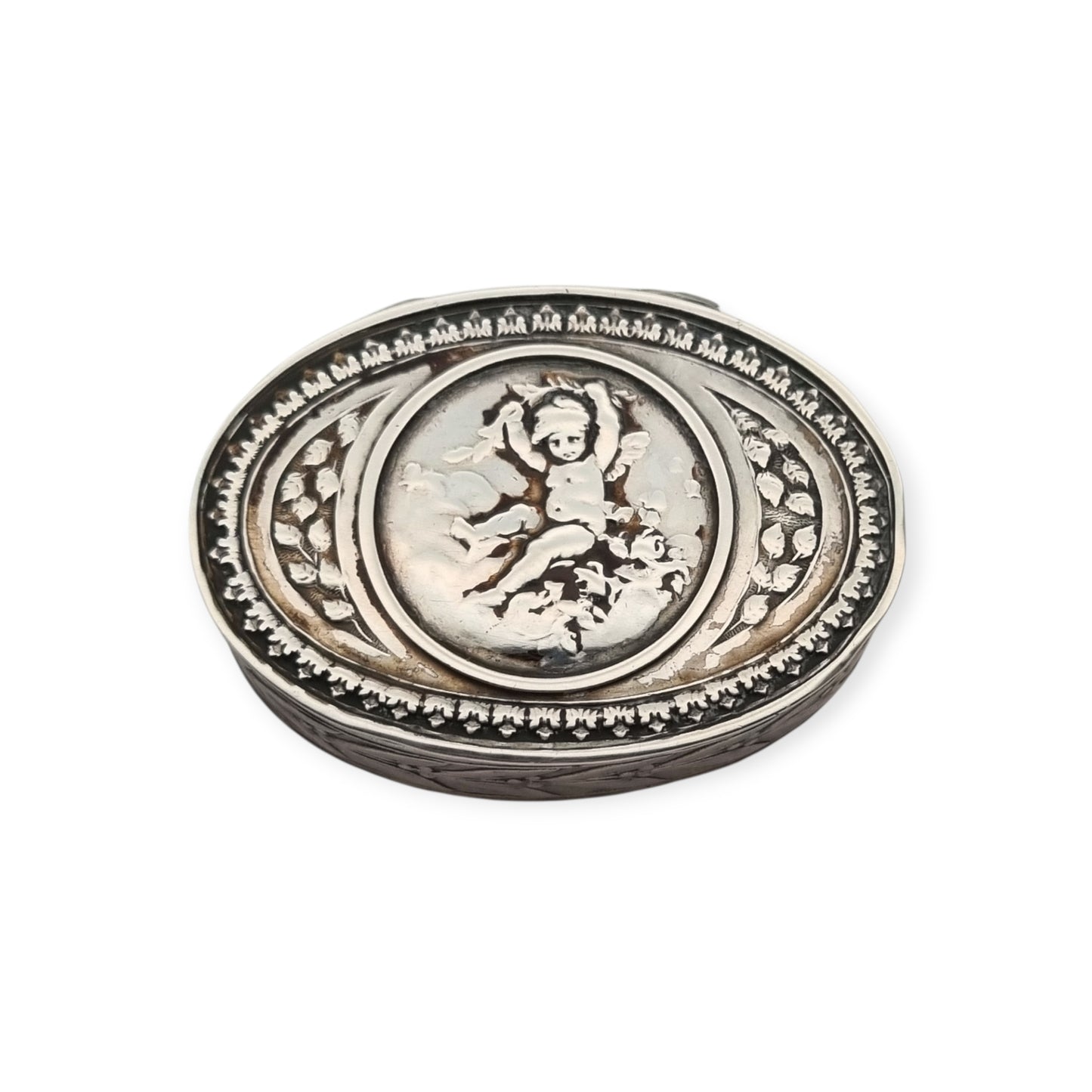 Caja Belle Époque de plata con querubín, decoración Luis XVI Revival y restos de dorado, Europa, ca. 1895–1915