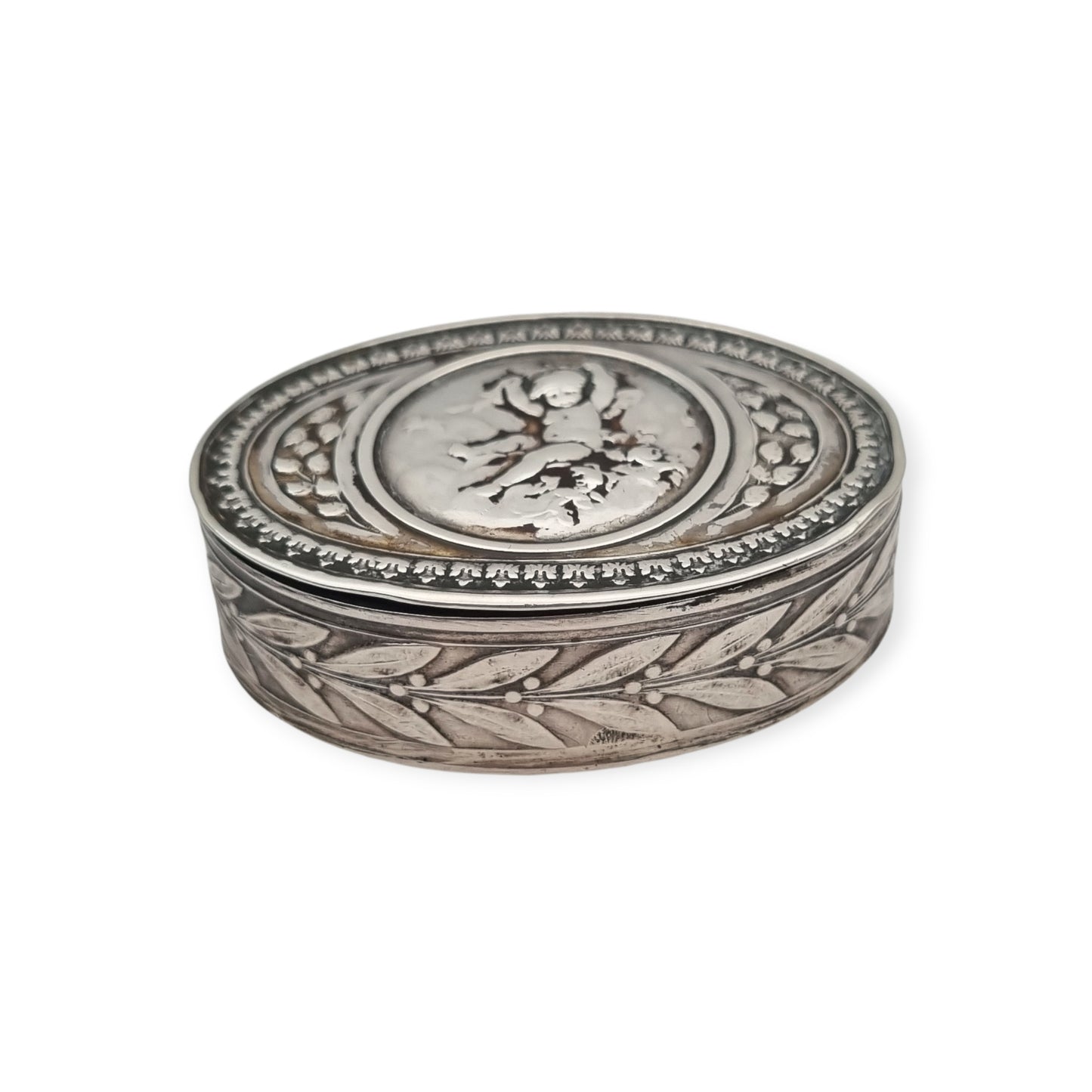 Caja Belle Époque de plata con querubín, decoración Luis XVI Revival y restos de dorado, Europa, ca. 1895–1915