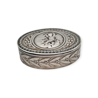 Caja Belle Époque de plata con querubín, decoración Luis XVI Revival y restos de dorado, Europa, ca. 1895–1915