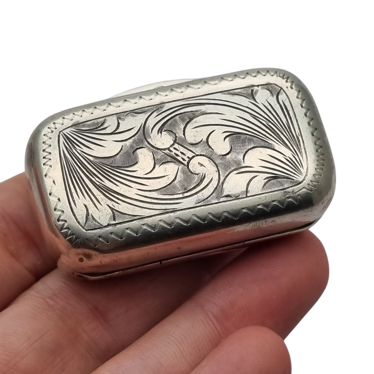 Antique pocket box in .800 silver, Art Nouveau-inspired floral engraving, Continental Europe, ca. 1900–1935