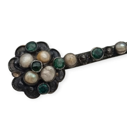Antique bar brooch in silver with pearls and green stones, Victorian-Edwardian jewelry circa 1890–1920