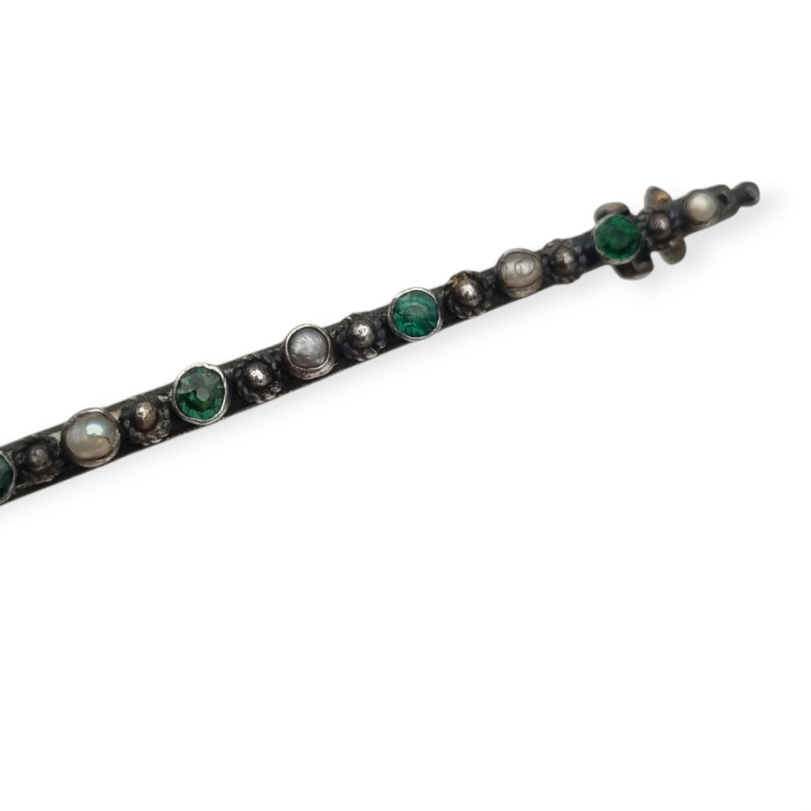 Antique bar brooch in silver with pearls and green stones, Victorian-Edwardian jewelry circa 1890–1920