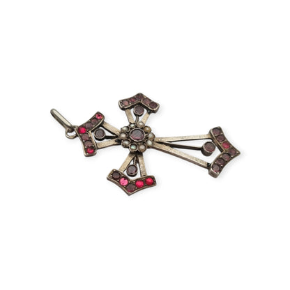 Cruz victoriana de plata con granates, pedrería y perlas, Renaissance Revival, ca. 1890–1900