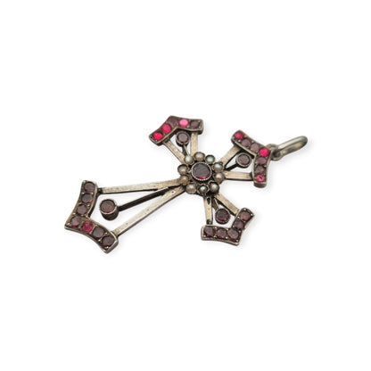 Cruz victoriana de plata con granates, pedrería y perlas, Renaissance Revival, ca. 1890–1900