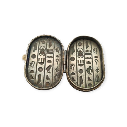 Caja egipcia de plata con escarabajo, decoración Egyptian Revival y motivos jeroglíficos, siglo XX, ca. 1945–1970