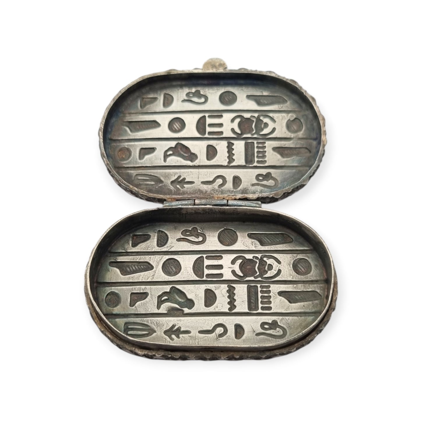 Caja egipcia de plata con escarabajo, decoración Egyptian Revival y motivos jeroglíficos, siglo XX, ca. 1945–1970