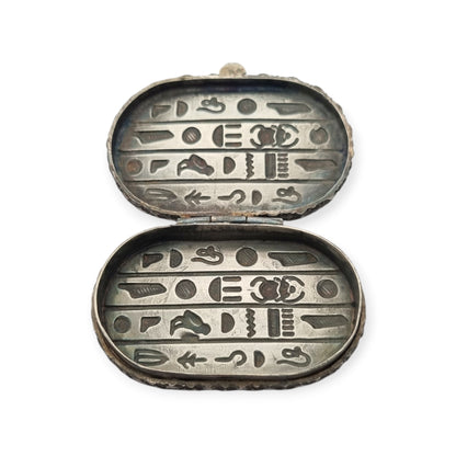 Caja egipcia de plata con escarabajo, decoración Egyptian Revival y motivos jeroglíficos, siglo XX, ca. 1945–1970