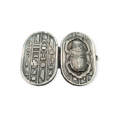 Caja egipcia de plata con escarabajo, decoración Egyptian Revival y motivos jeroglíficos, siglo XX, ca. 1945–1970
