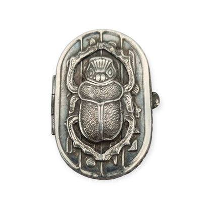 Caja egipcia de plata con escarabajo, decoración Egyptian Revival y motivos jeroglíficos, siglo XX, ca. 1945–1970