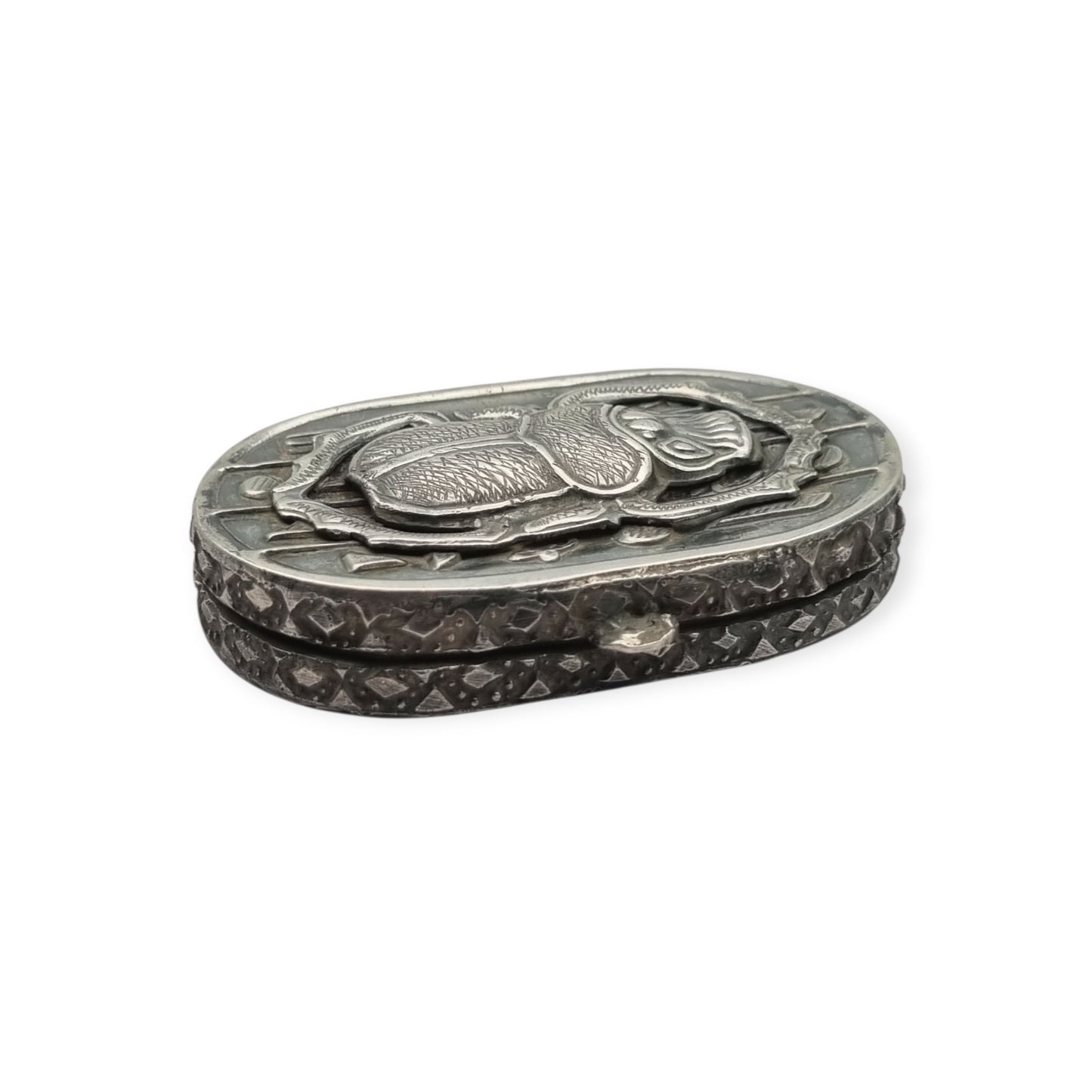 Caja egipcia de plata con escarabajo, decoración Egyptian Revival y motivos jeroglíficos, siglo XX, ca. 1945–1970