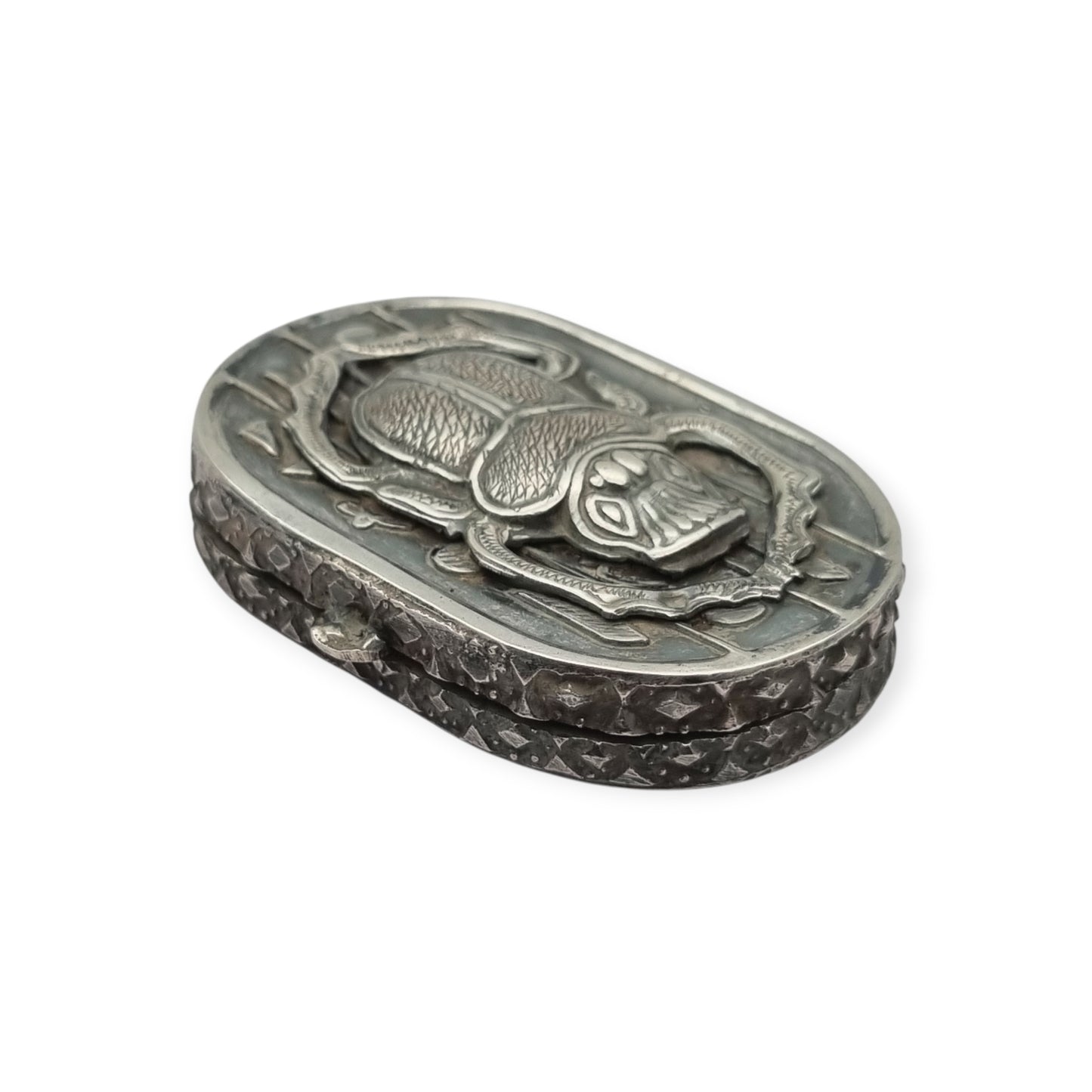 Caja egipcia de plata con escarabajo, decoración Egyptian Revival y motivos jeroglíficos, siglo XX, ca. 1945–1970